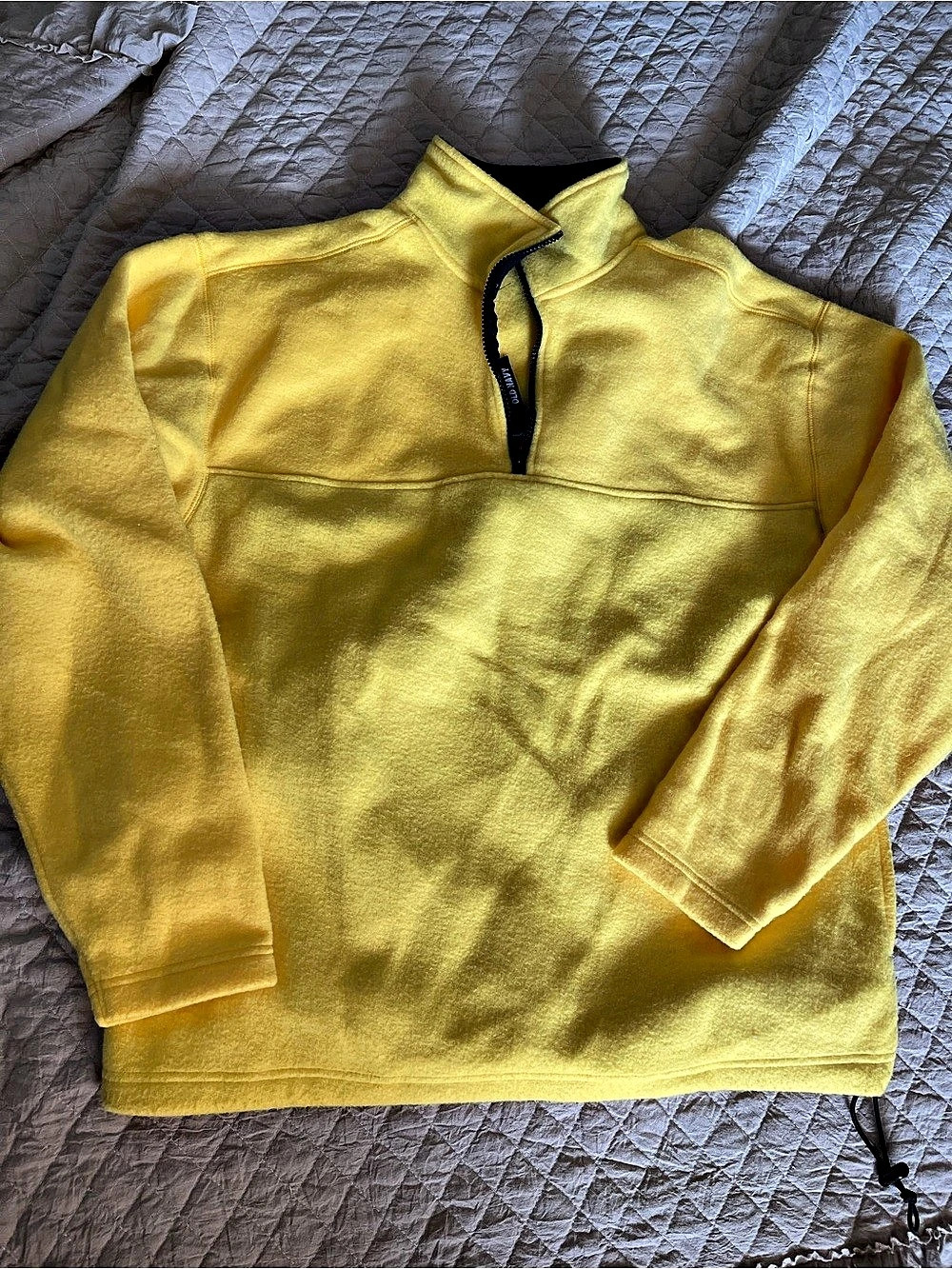 Old Navy Men's Polyester Pullover in Yellow Size Medium